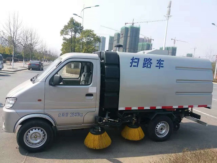 長(zhǎng)安小型道路洗掃車(chē)掃路車(chē)圖片