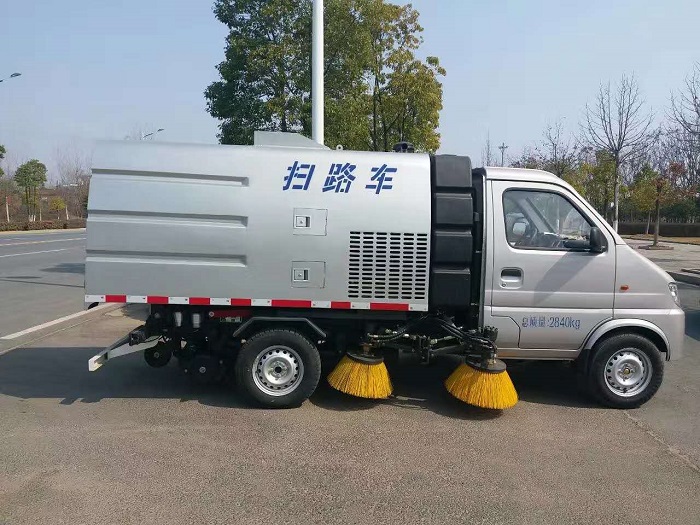 長(zhǎng)安小型道路洗掃車(chē)掃路車(chē)圖片