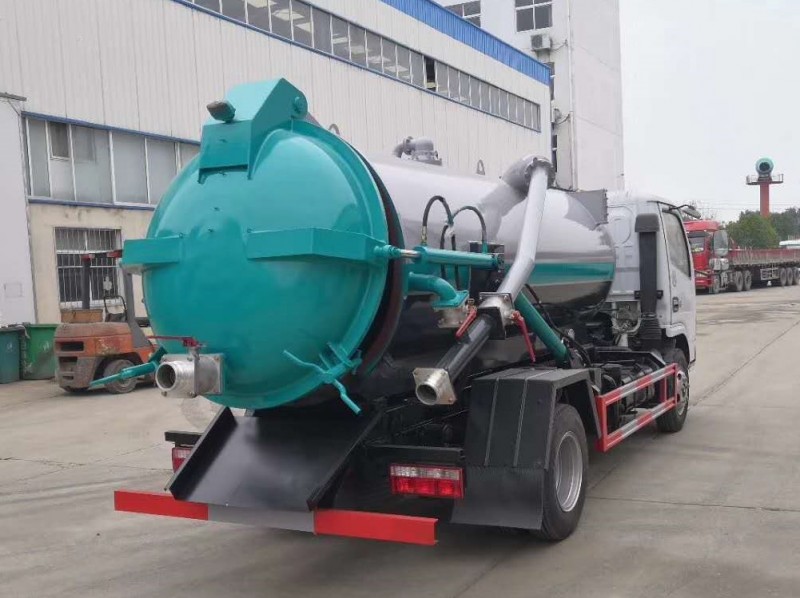 東風多利卡5方吸污車