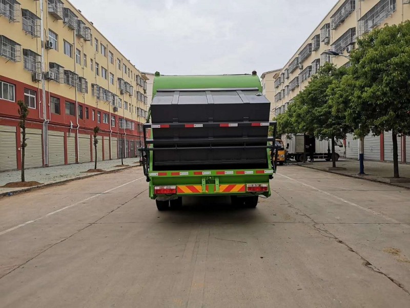 東風(fēng)D9壓縮垃圾車(10-12方)