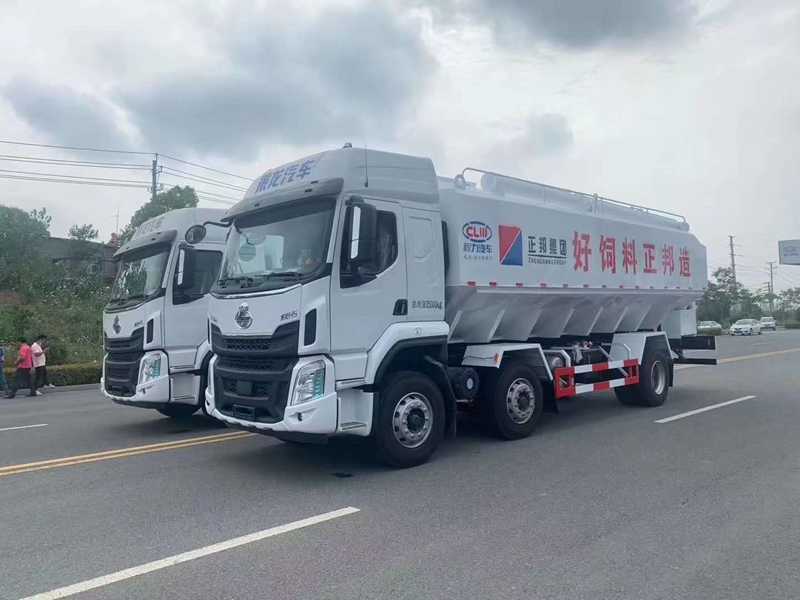 柳汽小三軸散裝飼料運輸車圖片